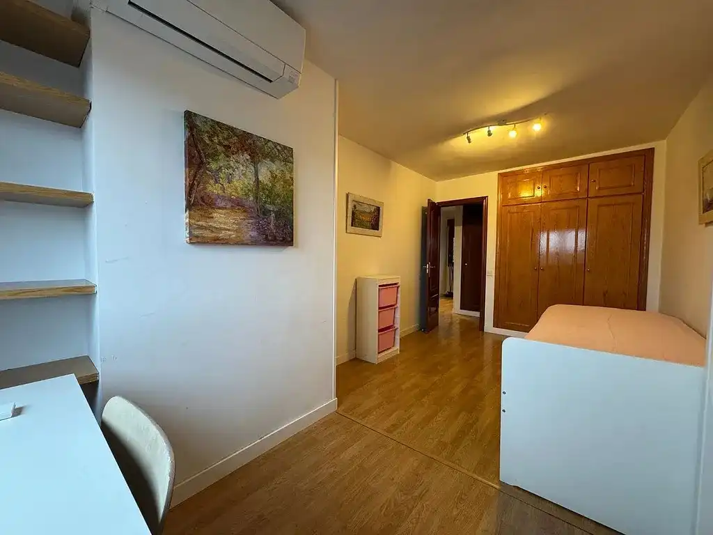 Habitación de Casa adosada en venta en El Escorial con Calefacción, Jardín privado y Parquet