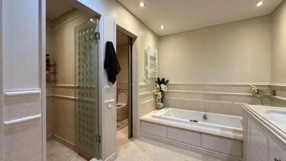 Bany de Apartament de lloguer en Estepona amb Aire condicionat, Terrassa i Piscina