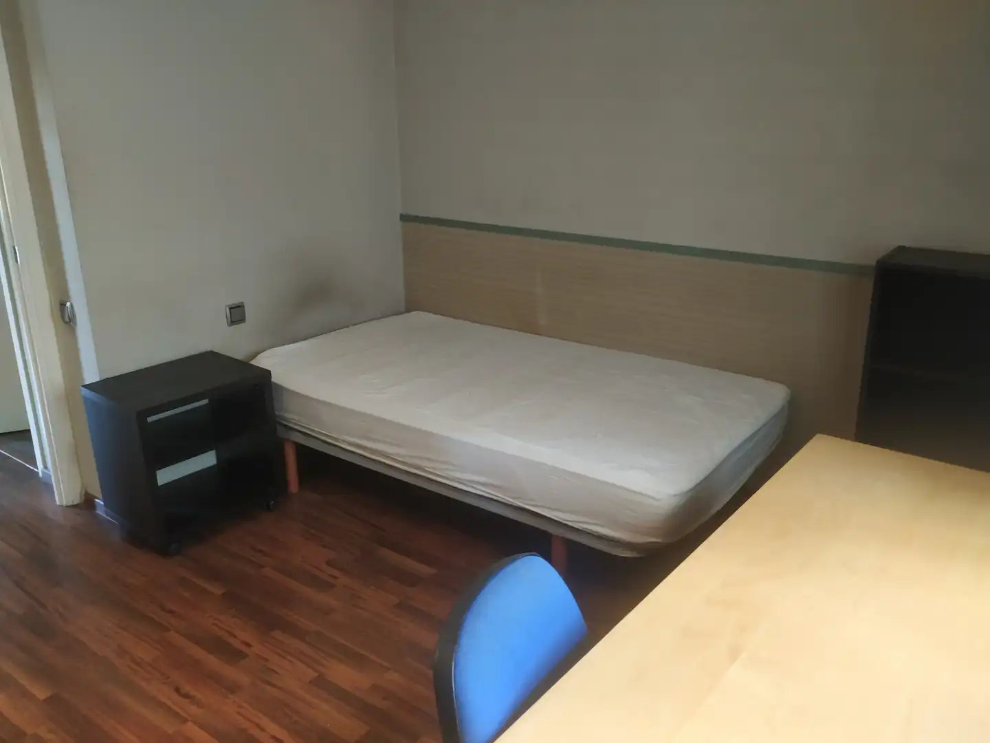 Schlafzimmer von Dachboden zur Miete in Barcelona mit Heizung, Ofen und Balkon