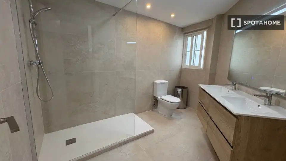 Baño de Apartamento para compartir en Valencia con Aire acondicionado, Terraza y Amueblado