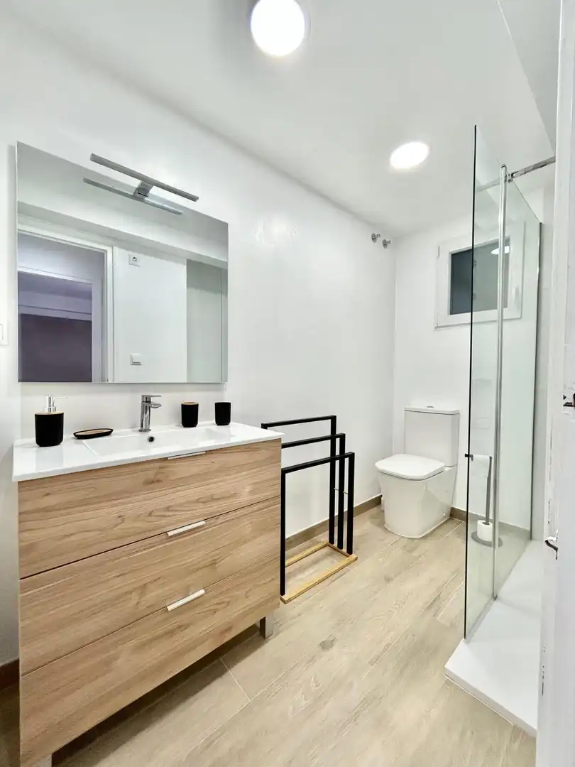 Bany de Apartament de lloguer en La Pobla de Farnals amb Aire condicionat, Terrassa i Moblat