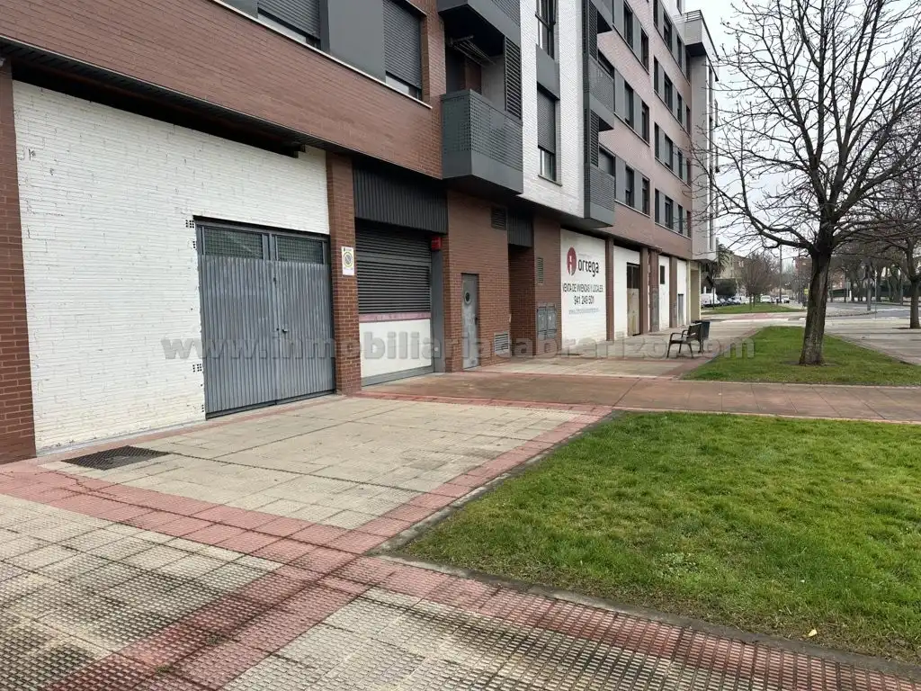 Vista exterior de Local en venta en  Logroño