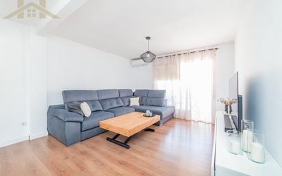 Living room of Flat for sale in Colmenar Viejo  with Air Conditioner, Heating and Parquet flooring