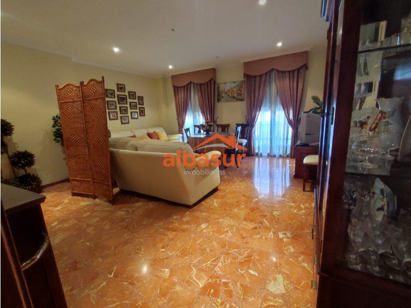 Sala d'estar de Pis en venda en Fernán-Núñez amb Aire condicionat, Calefacció i Moblat