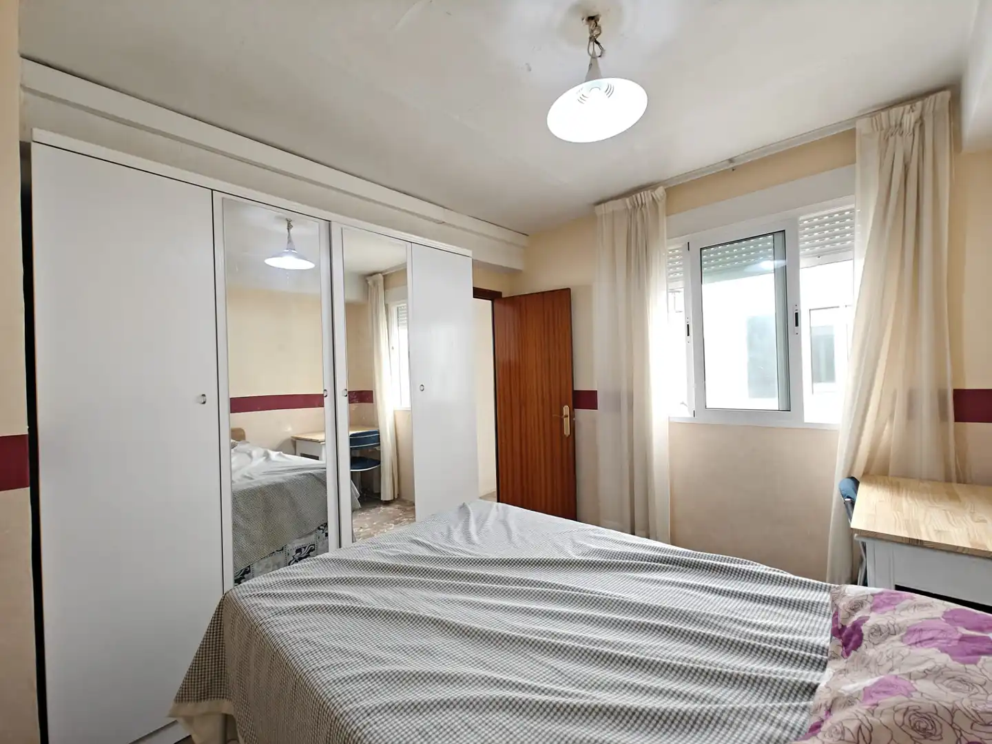 Schlafzimmer von Dachboden zum Verkauf in Ontinyent mit Terrasse, Abstellraum und Balkon
