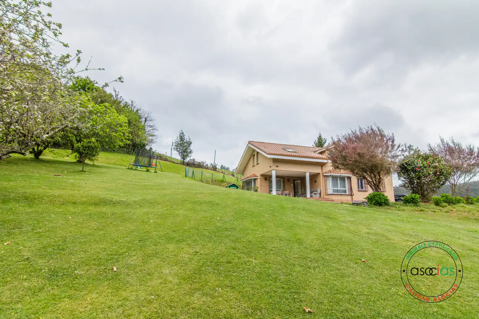 Vista exterior de Casa o xalet en venda en Soto del Barco amb Calefacció, Jardí privat i Terrassa