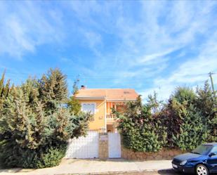 Exterior view of House or chalet for sale in Casarrubios del Monte