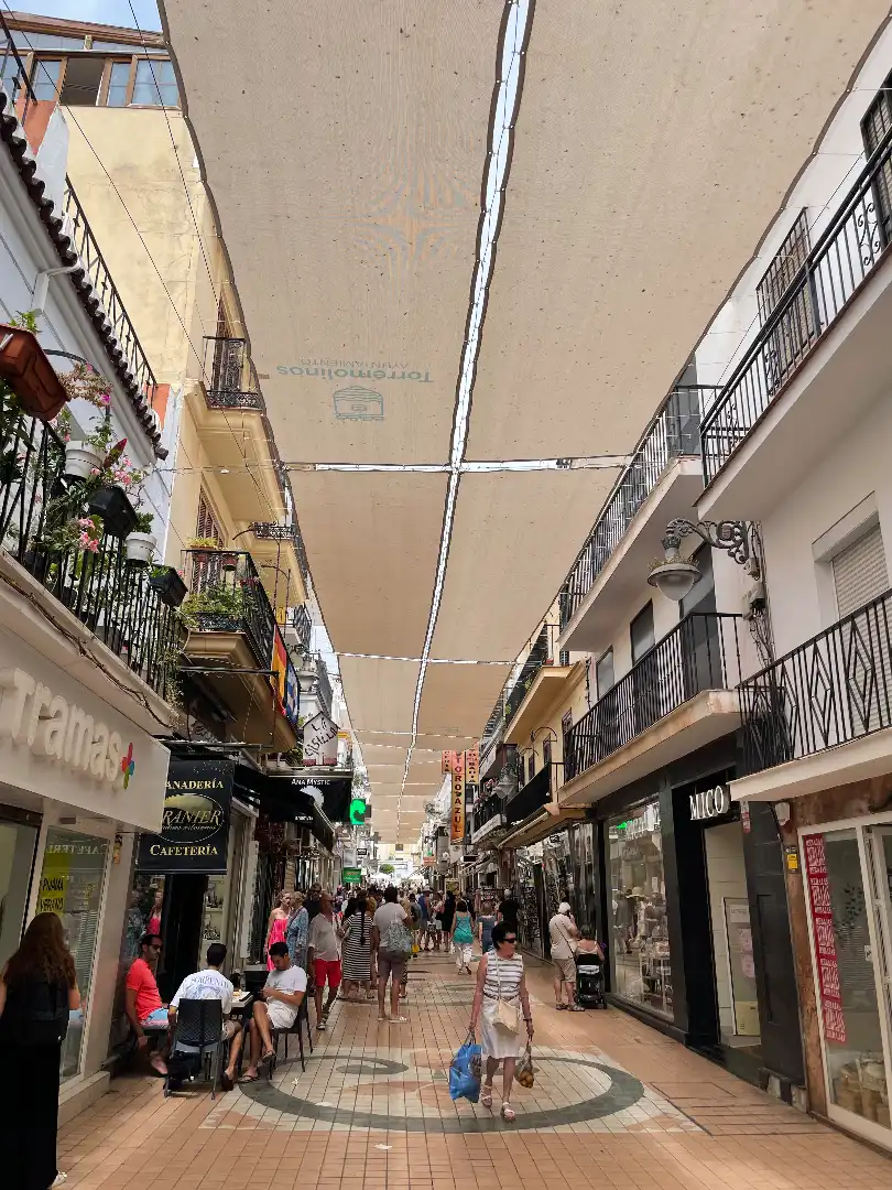 Vista exterior de Local en traspas en Torremolinos amb Aire condicionat i Moblat