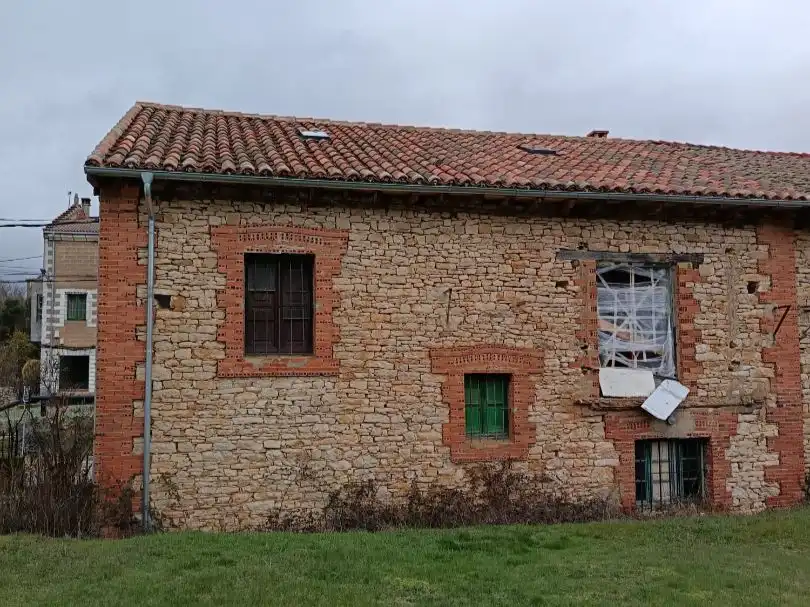 Casa rústica amb jardí en venda a Calle Arriba 8