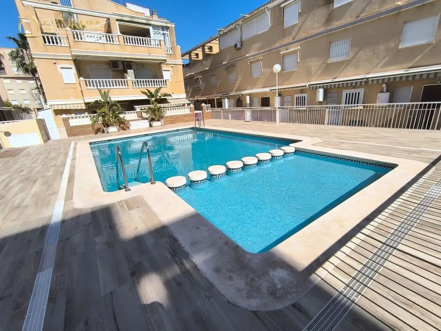 Schwimmbecken von Einfamilien-Reihenhaus zum Verkauf in Santa Pola mit Klimaanlage, Heizung und Privatgarten