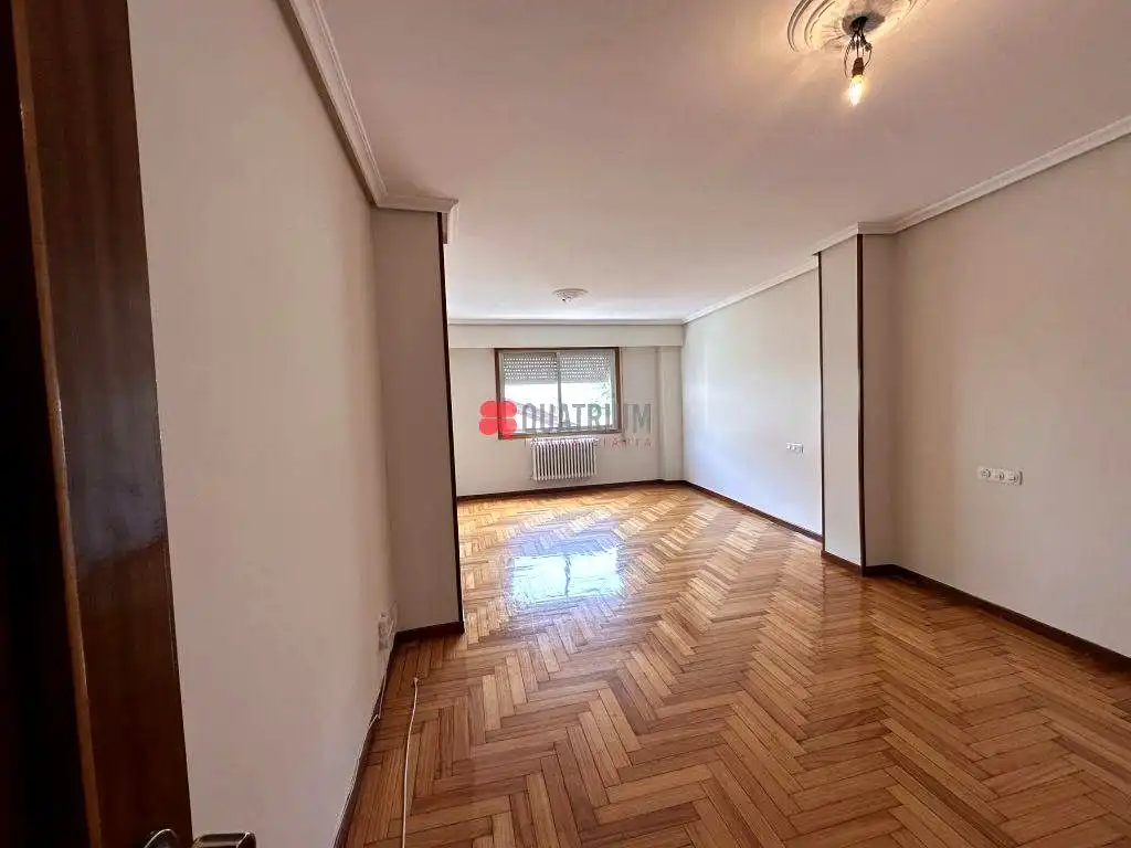 Habitación de Piso en venta en Ourense Capital  con Calefacción, Terraza y Trastero