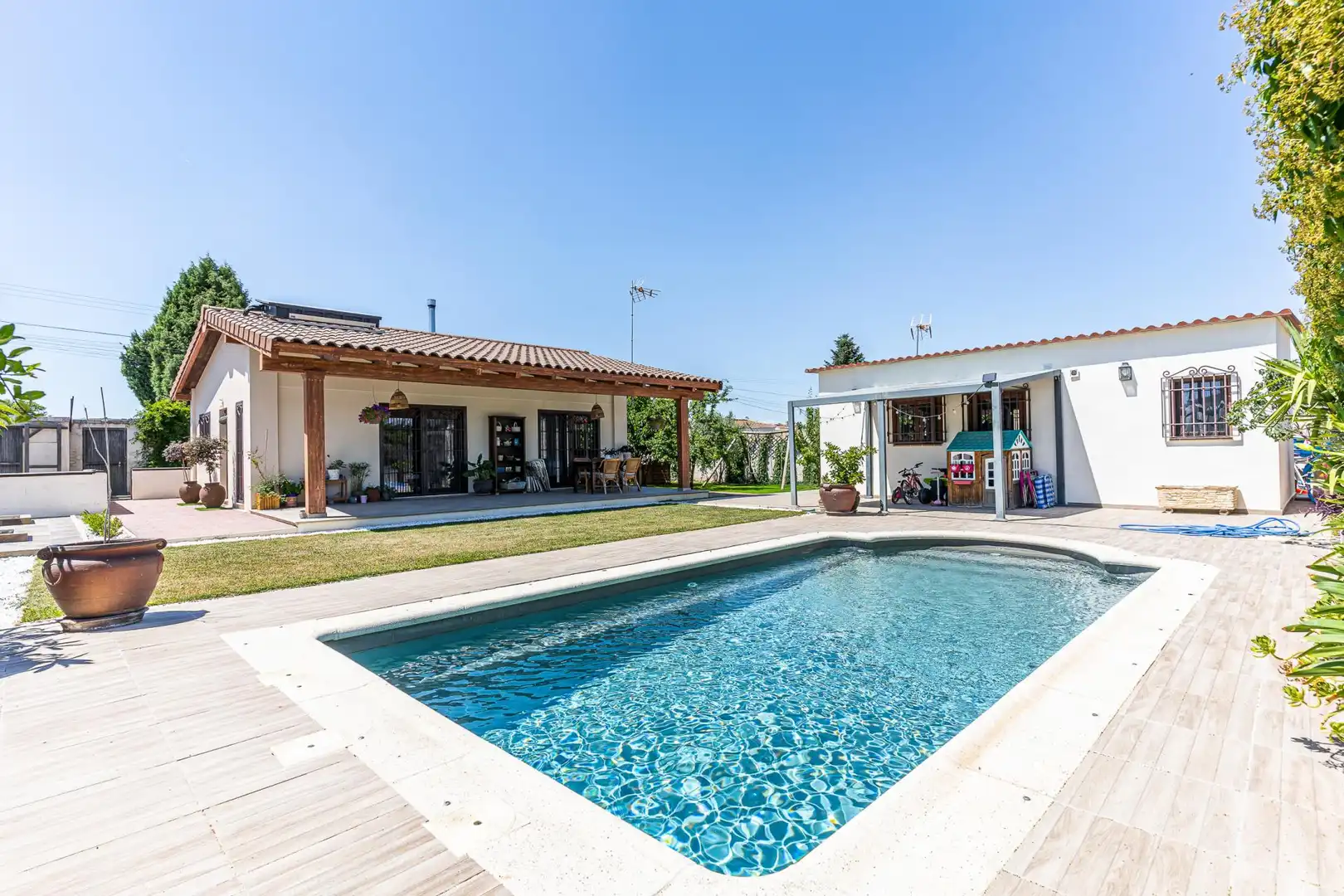 Swimming pool of Houses for sale in Yuncos  with Air Conditioner, Heating and Private garden