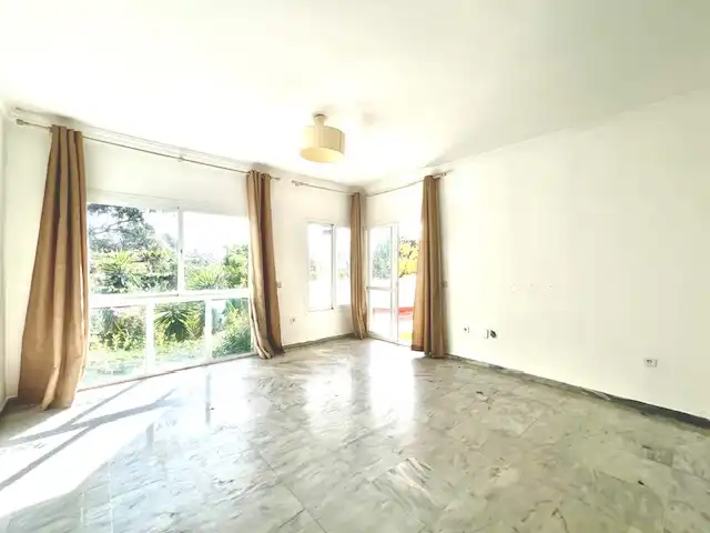 Sala de estar de Piso en venta en Marbella con Aire acondicionado, Jardín privado y Terraza