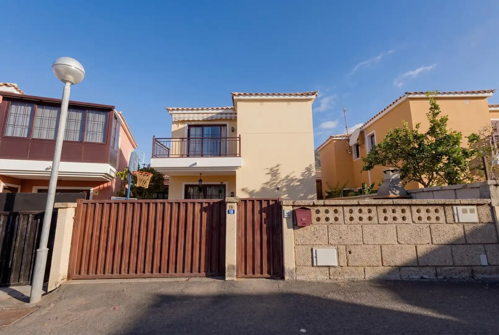 Vista exterior de Casa o chalet en venta en Arona con Jardín privado, Terraza y Balcón