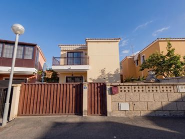 Casa amb balcó en venda a Calle Jandara