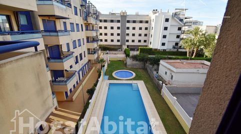 Playa a escasos 100 metros en este luminoso apartamento con terraza y piscina