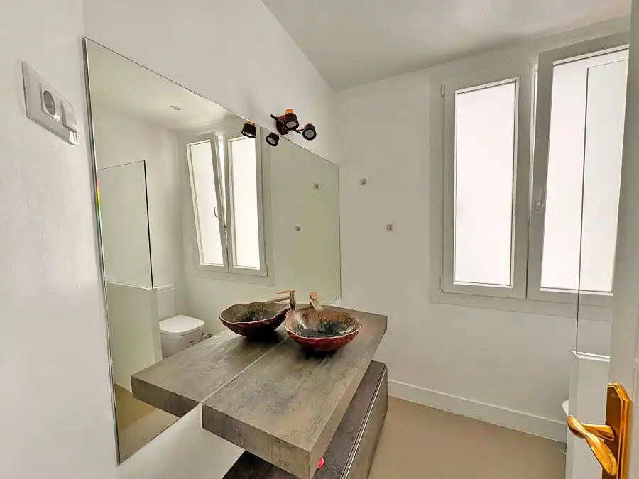 Badezimmer von Wohnung zur Miete in Madrid mit Heizung, Parkett und Ofen