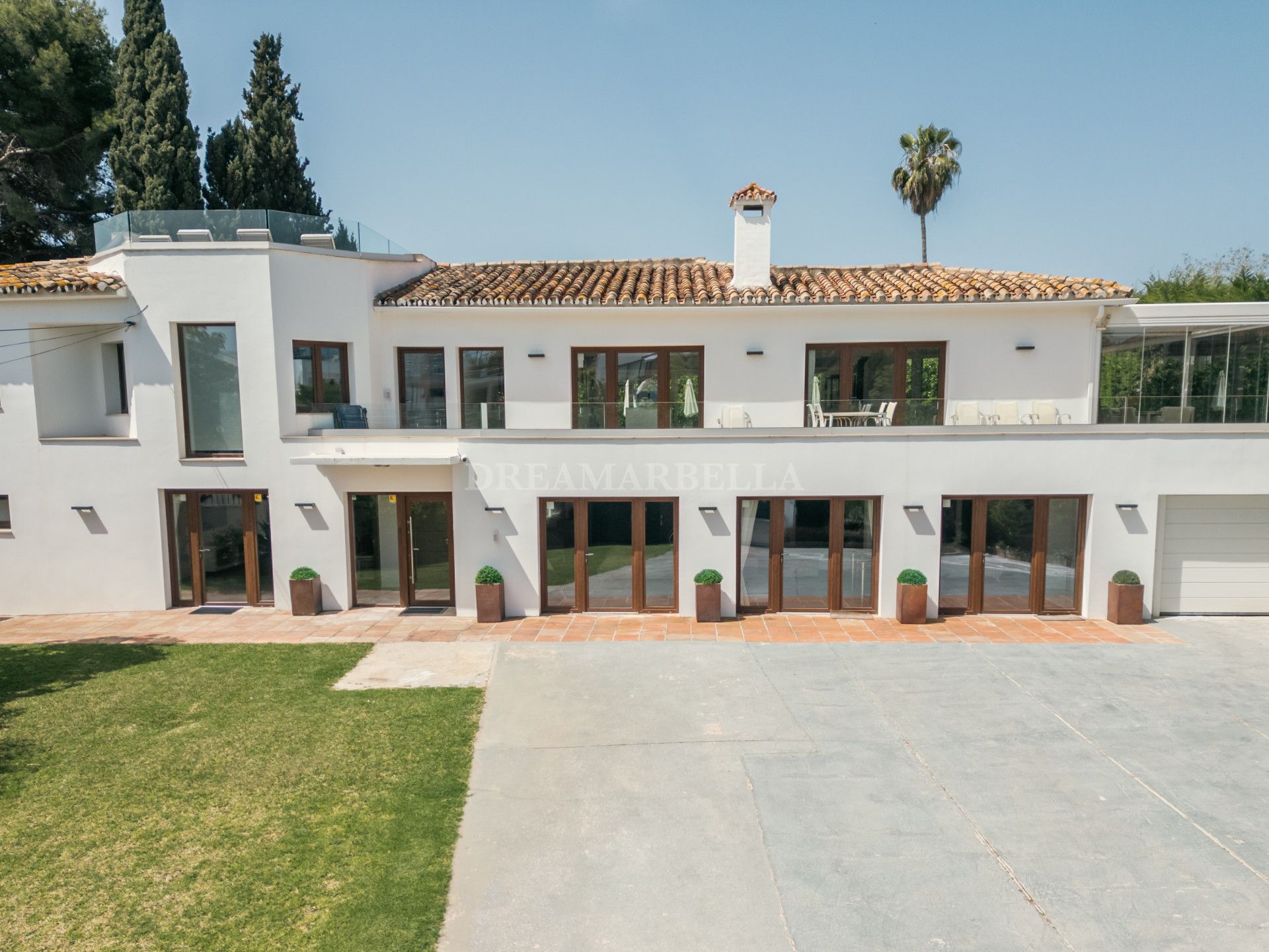 Vista exterior de Casa o xalet de lloguer en Marbella amb Aire condicionat, Jardí privat i Terrassa