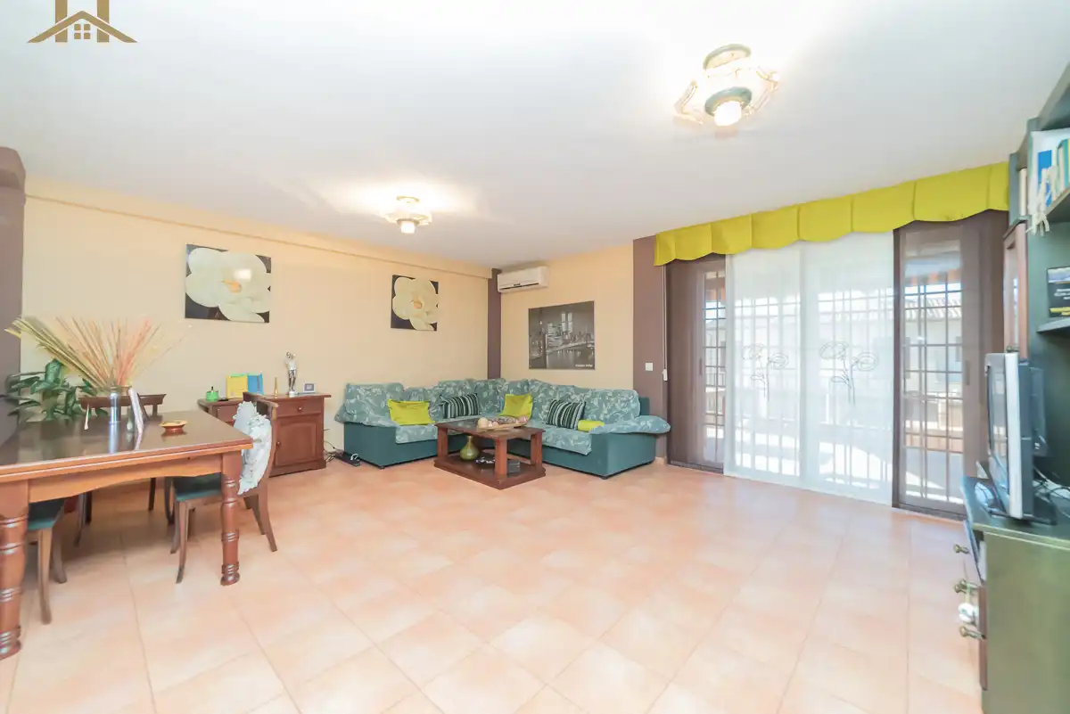 Sala d'estar de Casa adosada en venda en Navalcarnero amb Aire condicionat, Calefacció i Jardí privat