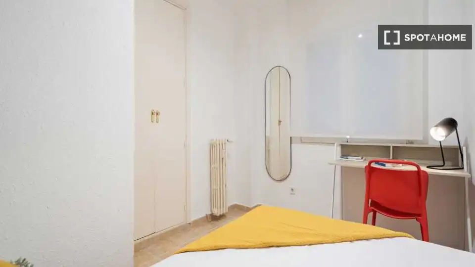 Bedroom of Flat for share in Madrid  with Air Conditioner, Terrace and Furnished
