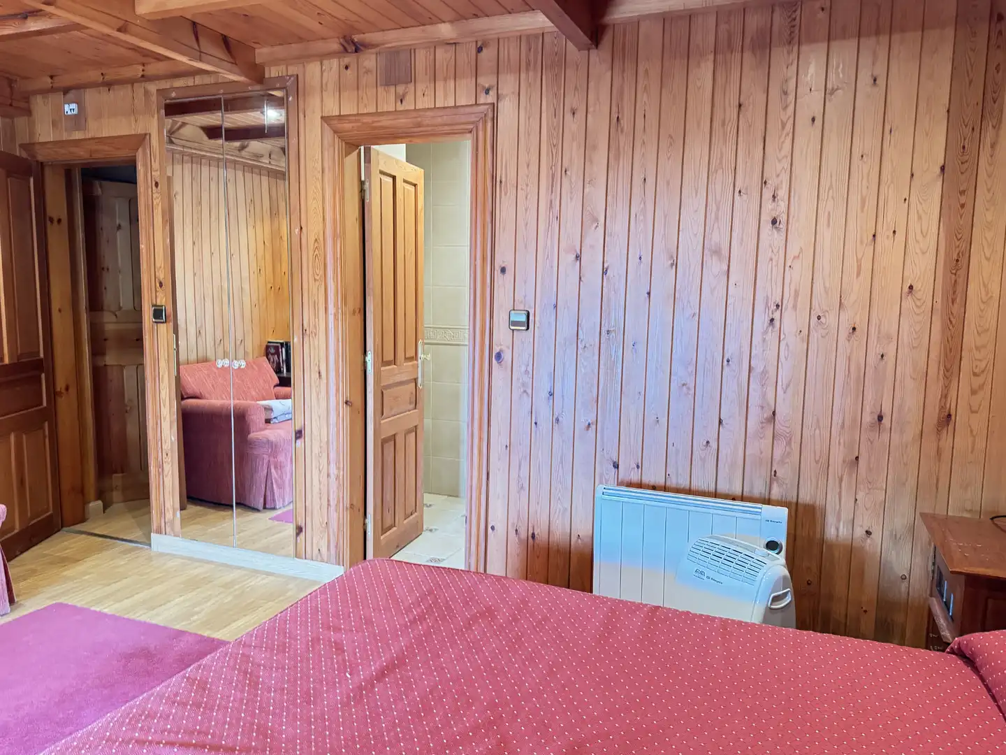Dormitori de Casa o xalet en venda en Castrillón amb Calefacció, Jardí privat i Parquet