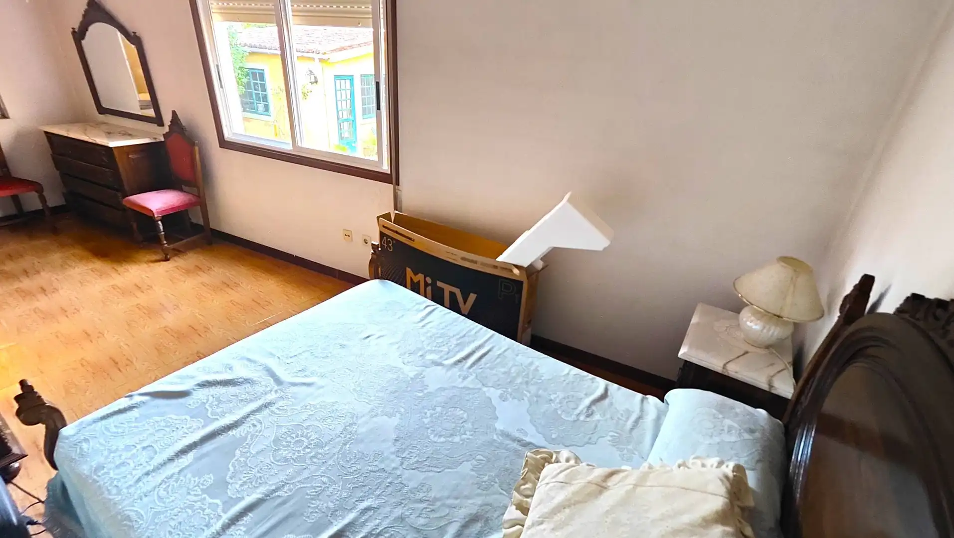 Dormitori de Casa o xalet en venda en Santiago de Compostela  amb Jardí privat i Moblat