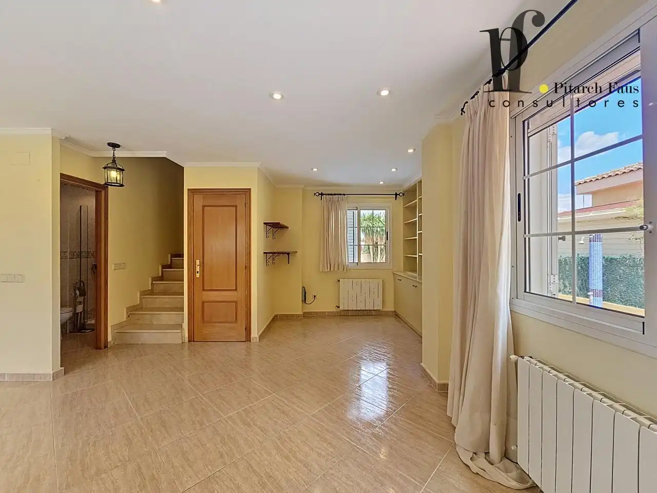 Sala de estar de Casa o chalet en venta en La Pobla de Vallbona con Aire acondicionado, Calefacción y Jardín privado