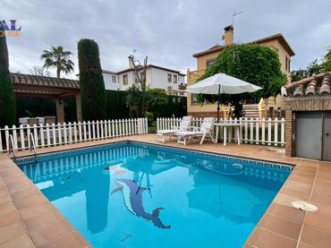 Chalet con balcón en venta en La Zubia Ciudad