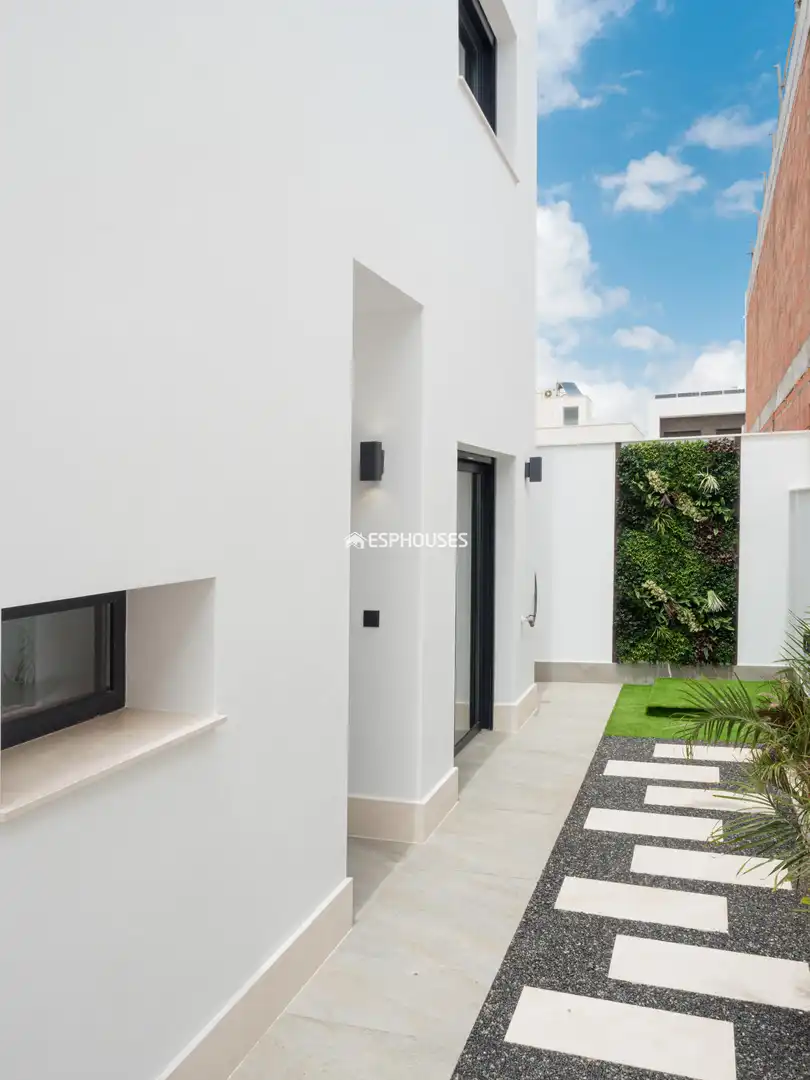 Vista exterior de Casa adosada en venta en San Pedro del Pinatar con Aire acondicionado, Terraza y Piscina