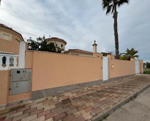 Vista exterior de Casa o xalet en venda en Torrevieja amb Aire condicionat, Calefacció i Jardí privat