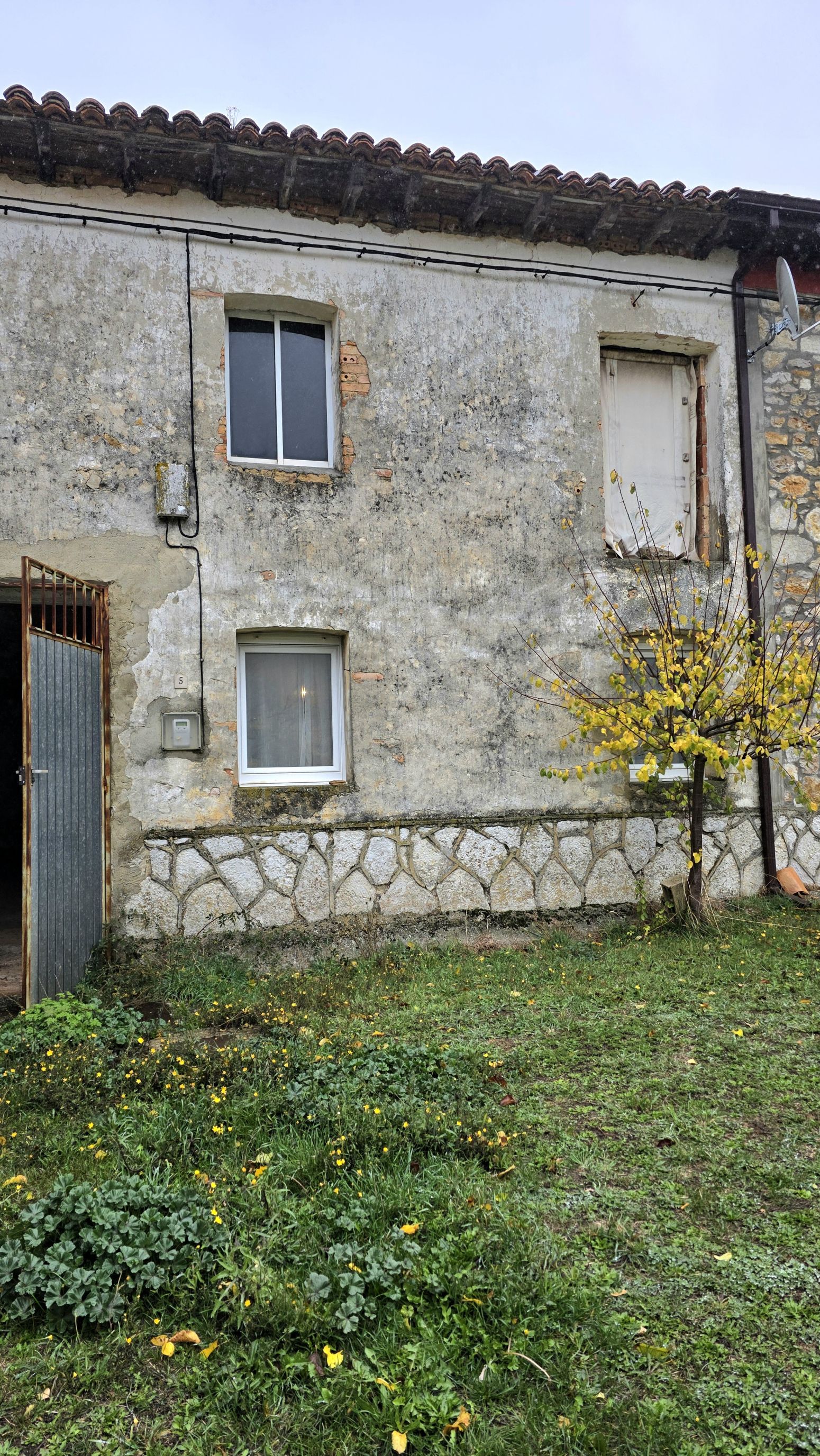 Vista exterior de Casa adosada en venda en Valle de Valdelucio