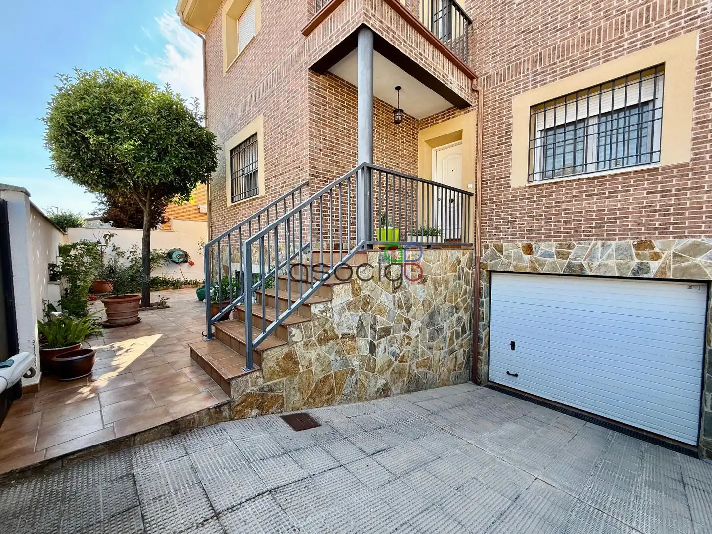 Vista exterior de Casa adosada en venta en Cabanillas del Campo con Aire acondicionado, Calefacción y Jardín privado