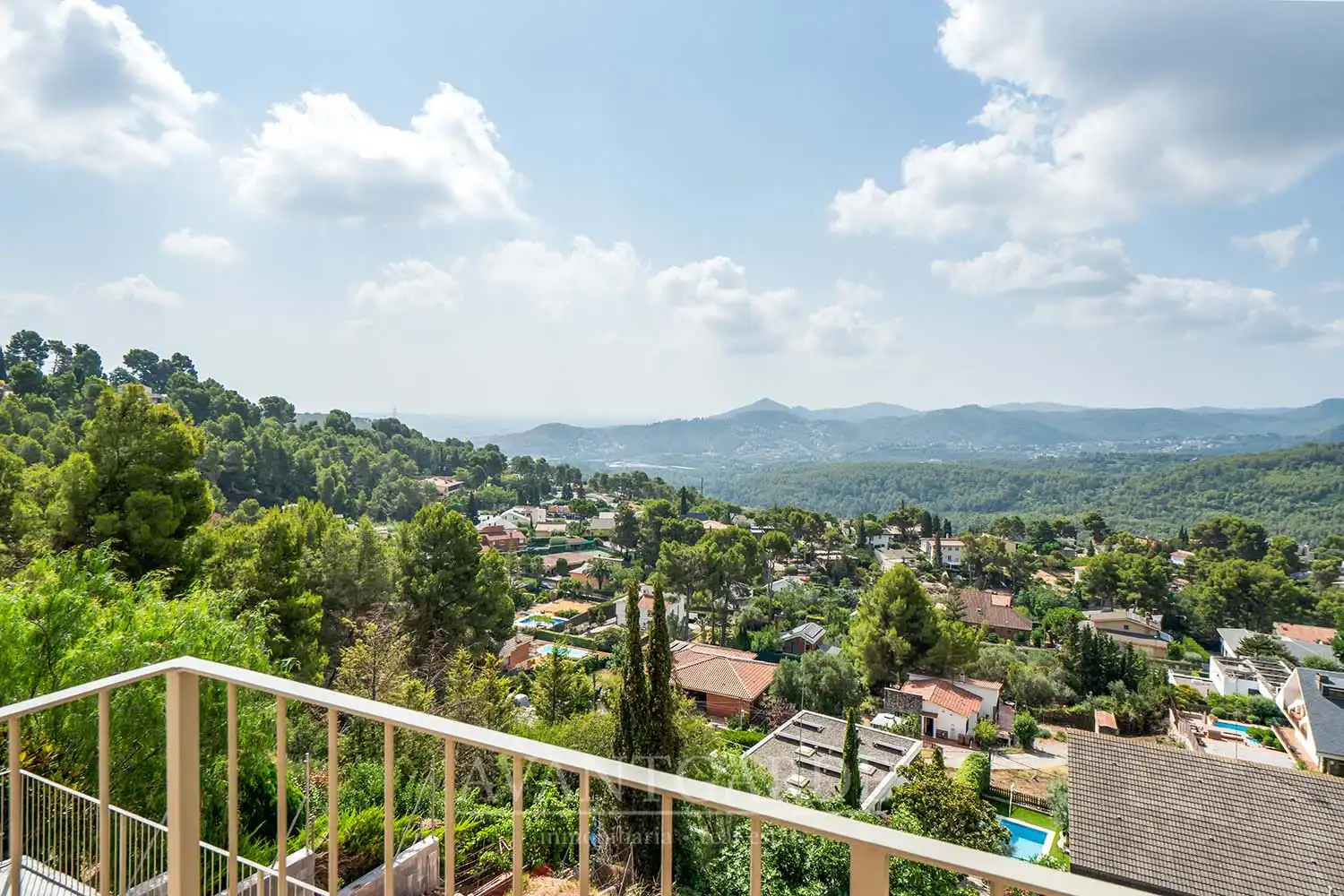 Vista exterior de Casa o xalet en venda en Pallejà amb Aire condicionat, Calefacció i Jardí privat