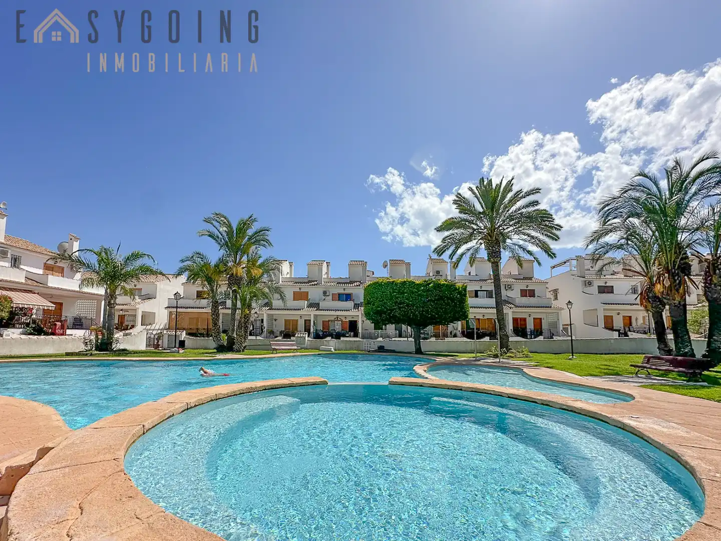 Außenansicht von Einfamilien-Reihenhaus zum Verkauf in Santa Pola mit Klimaanlage, Terrasse und Gemeinschaftspool