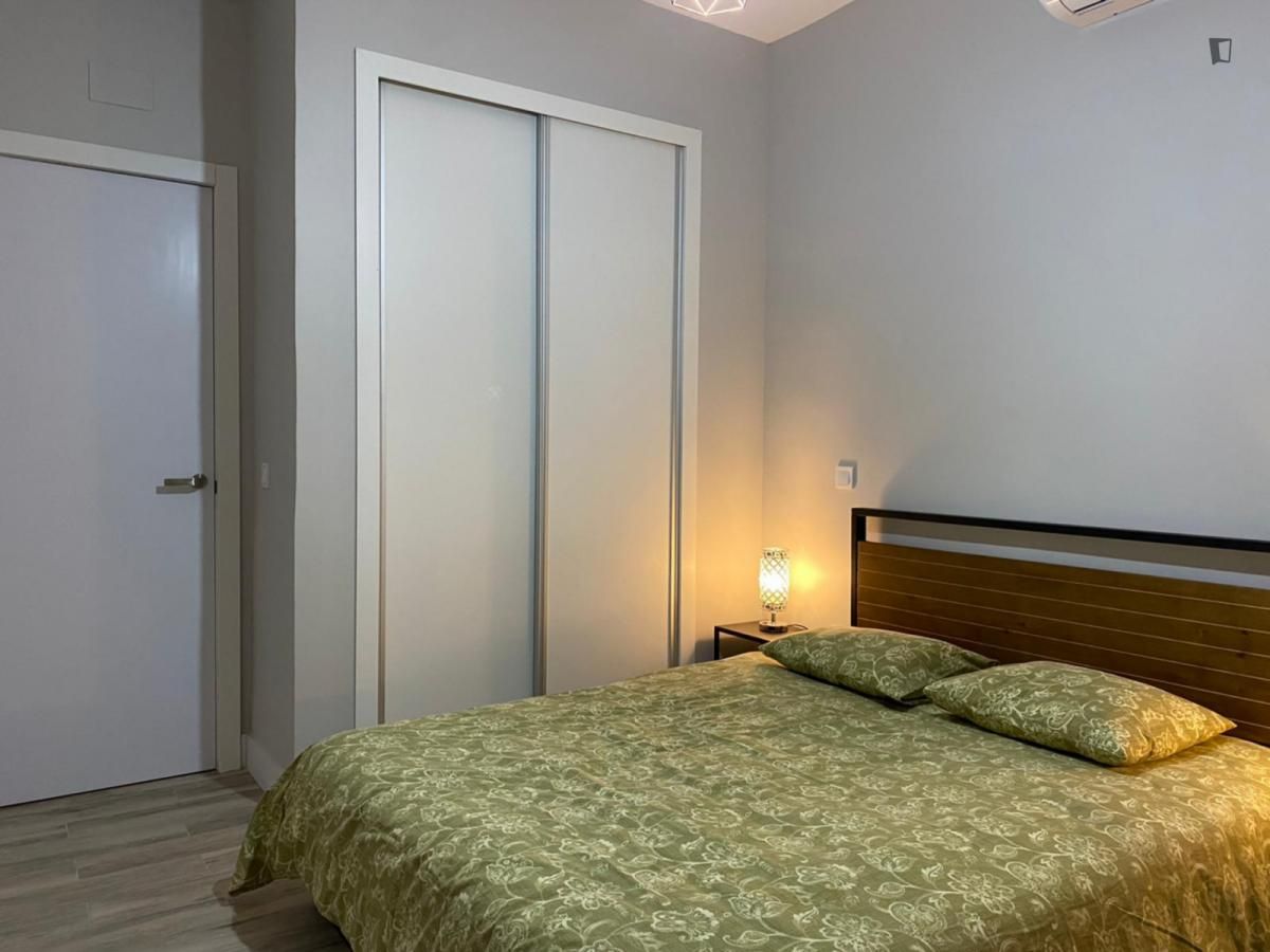 Dormitori de Apartament de lloguer en  Madrid Capital amb Aire condicionat, Moblat i Rentadora