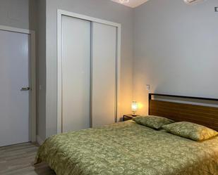 Dormitori de Apartament de lloguer en  Madrid Capital amb Aire condicionat, Moblat i Rentadora
