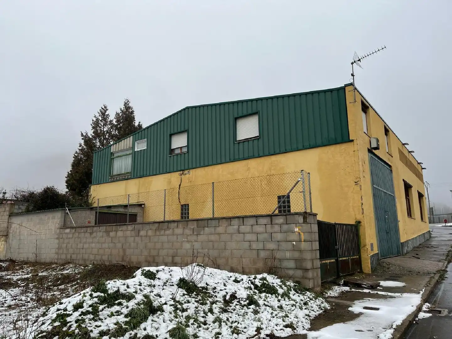 Exterior view of Industrial buildings for sale in La Pola de Gordón 