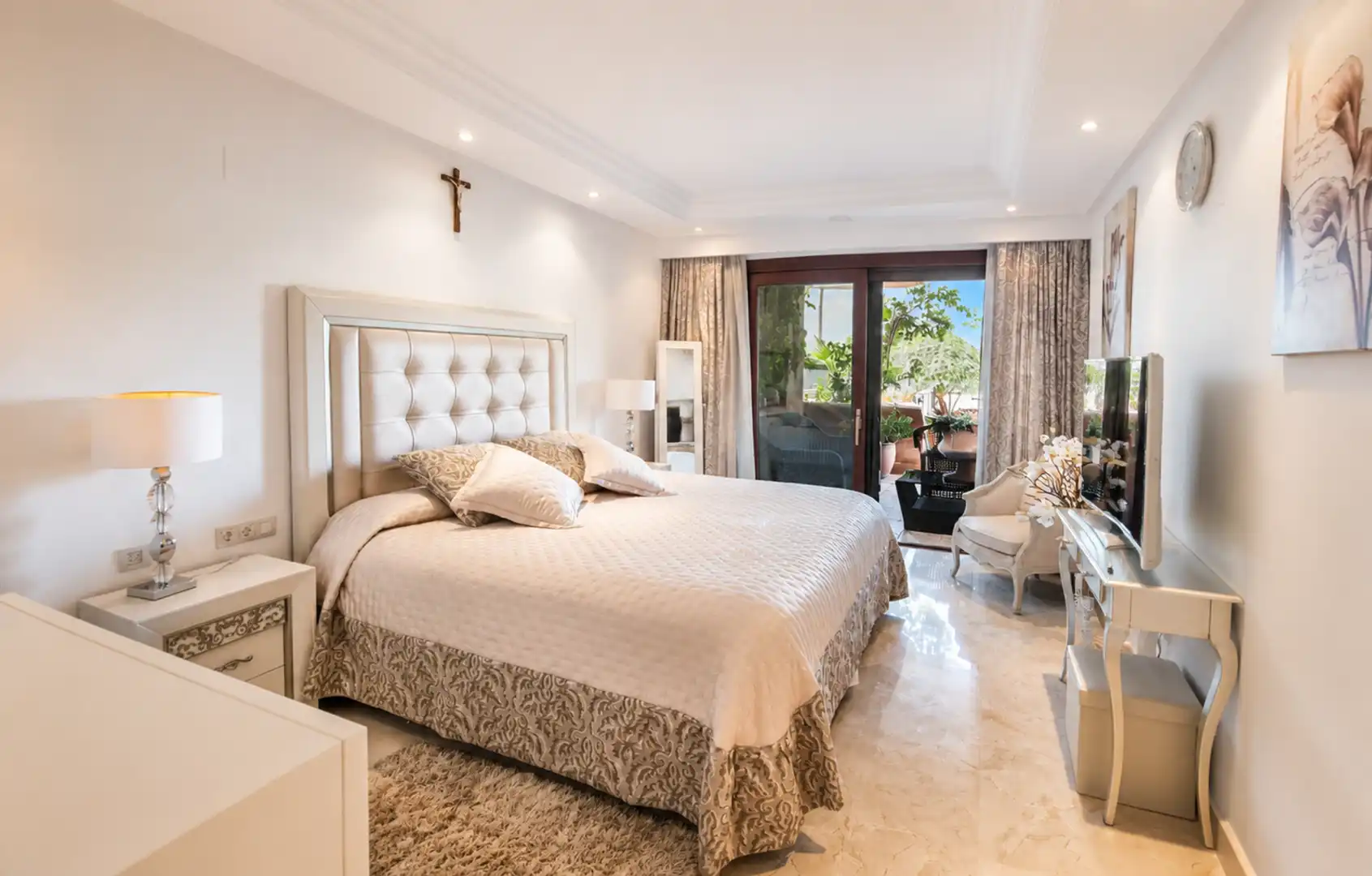 Dormitori de Apartament en venda en Estepona amb Aire condicionat, Terrassa i Moblat