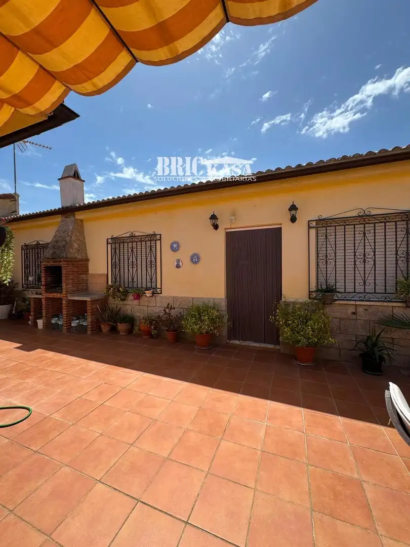 Vista exterior de Casa o chalet en venta en Torre de Santa María con Aire acondicionado, Calefacción y Trastero