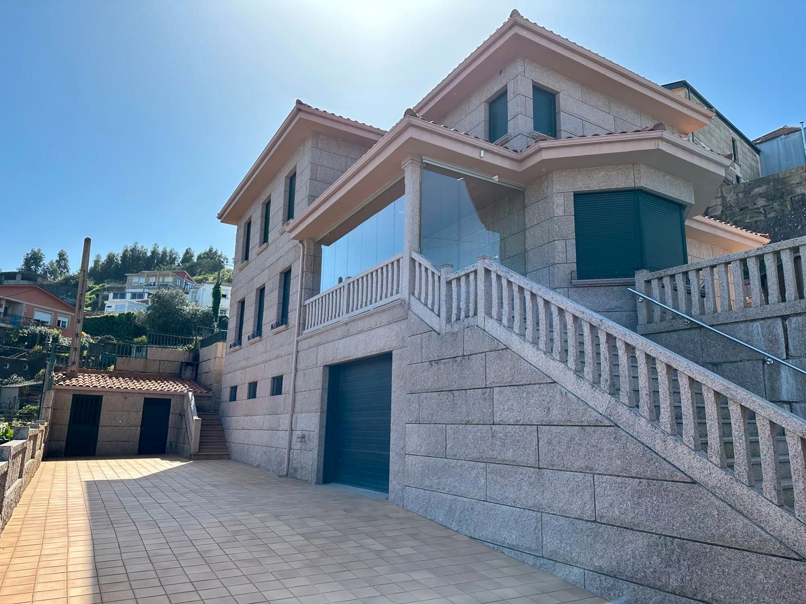 Vista exterior de Casa o xalet en venda en Vigo  amb Calefacció, Jardí privat i Forn