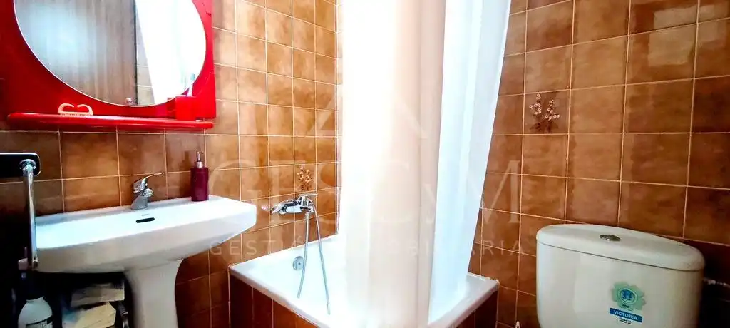 Bany de Pis en venda en Sant Joan Despí amb Jardí privat, Terrassa i Balcó