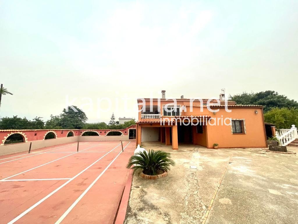 Vista exterior de Casa o xalet en venda en Alzira amb Aire condicionat, Jardí privat i Terrassa