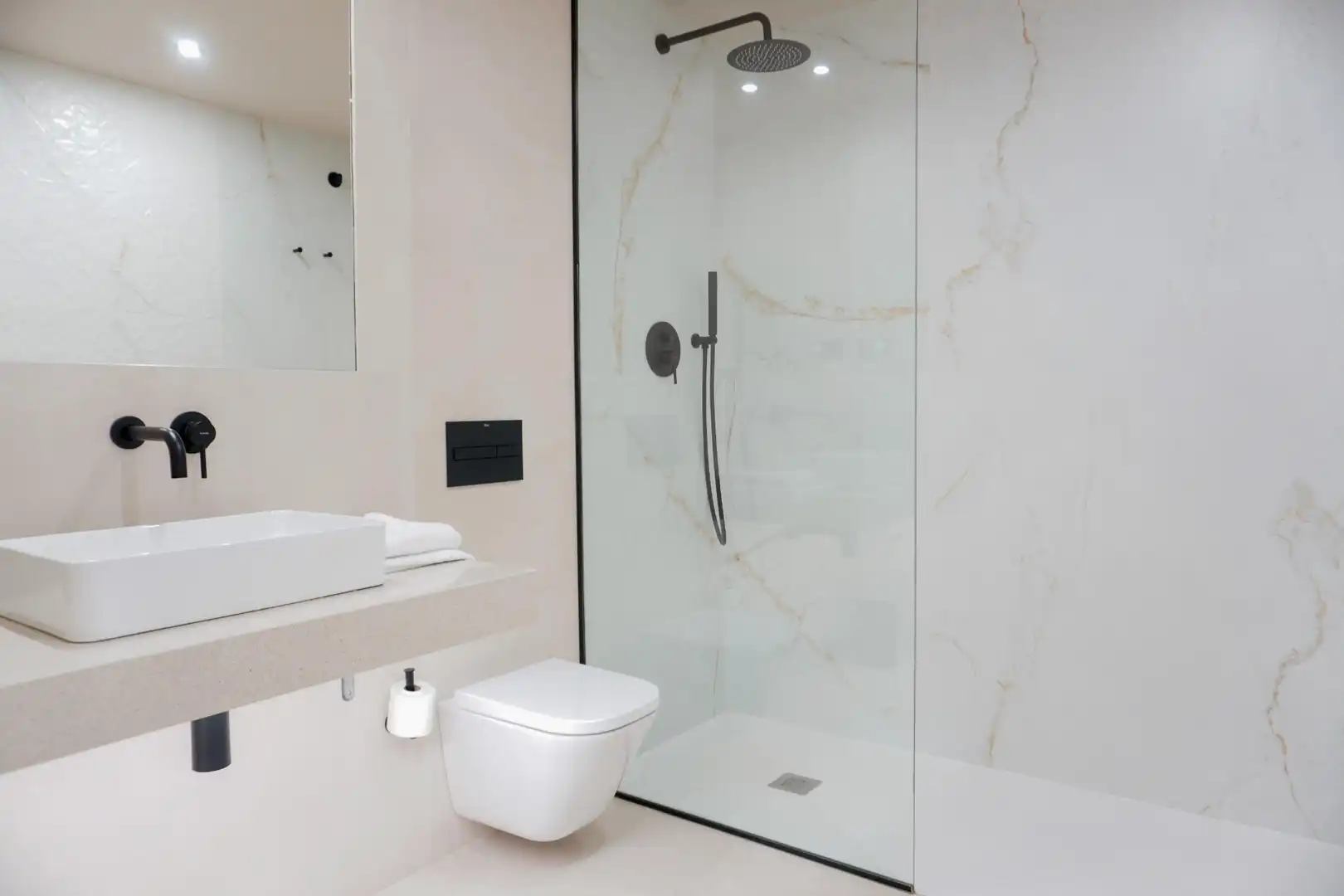 Badezimmer von Erdgeschoss zur Miete in Santa Coloma de Gramenet mit Klimaanlage, Heizung und Terrasse