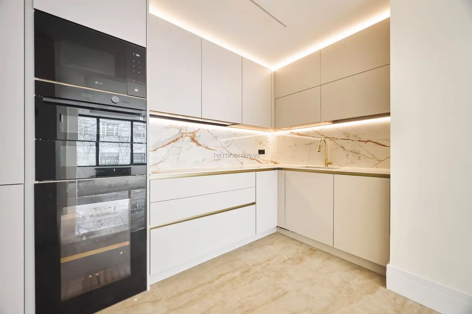 Cuina de Apartament en venda en Madrid amb Aire condicionat