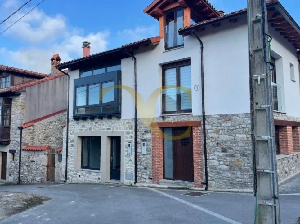 Vista exterior de Casa adosada en venda en Val de San Vicente  amb Calefacció