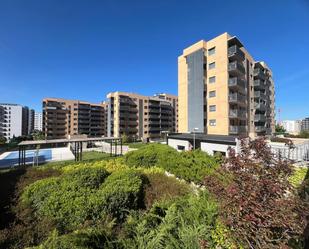 Vista exterior de Pis en venda en Tres Cantos amb Aire condicionat, Terrassa i Piscina