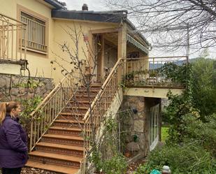 Vista exterior de Casa o xalet en venda en Navahondilla amb Calefacció, Jardí privat i Parquet