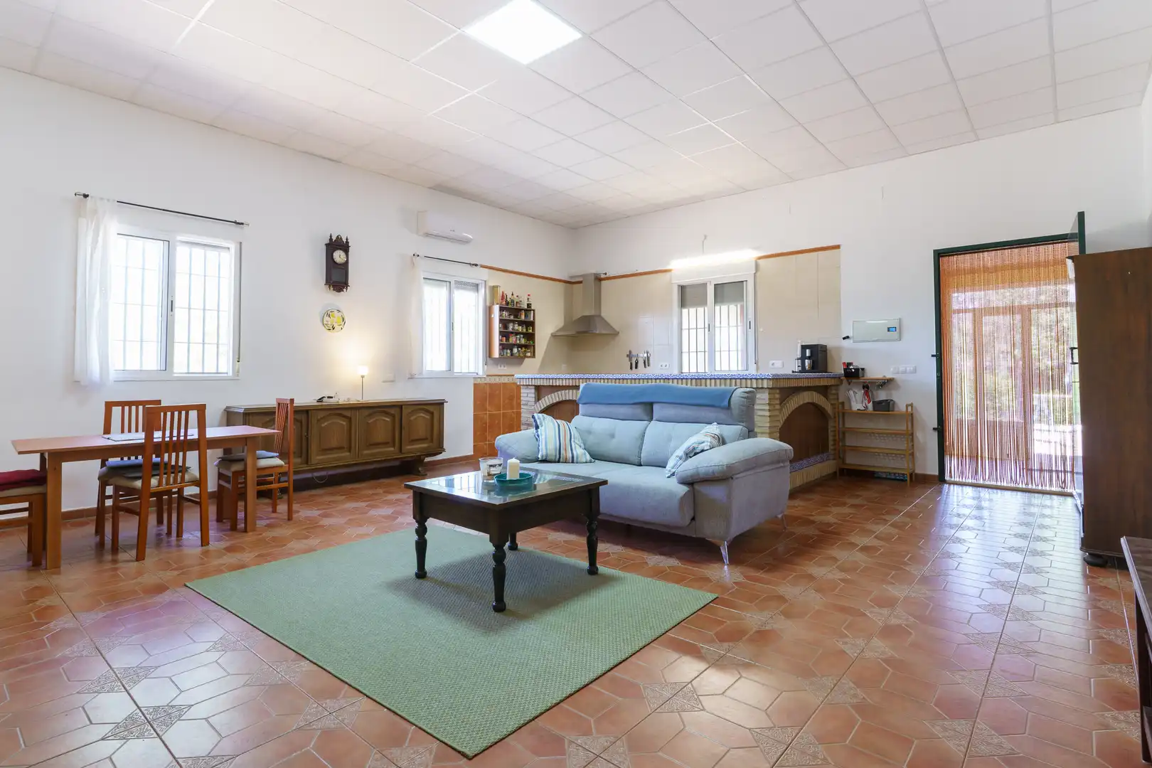Sala de estar de Finca rústica en venta en La Palma del Condado con Jardín privado, Terraza y Piscina