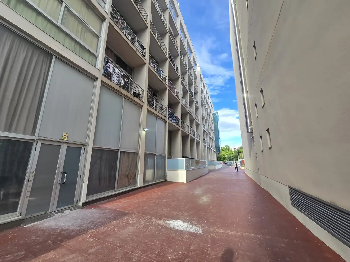 Vista exterior de Estudio en venta en Madrid con Parquet, Balcón y Piscina comunitaria