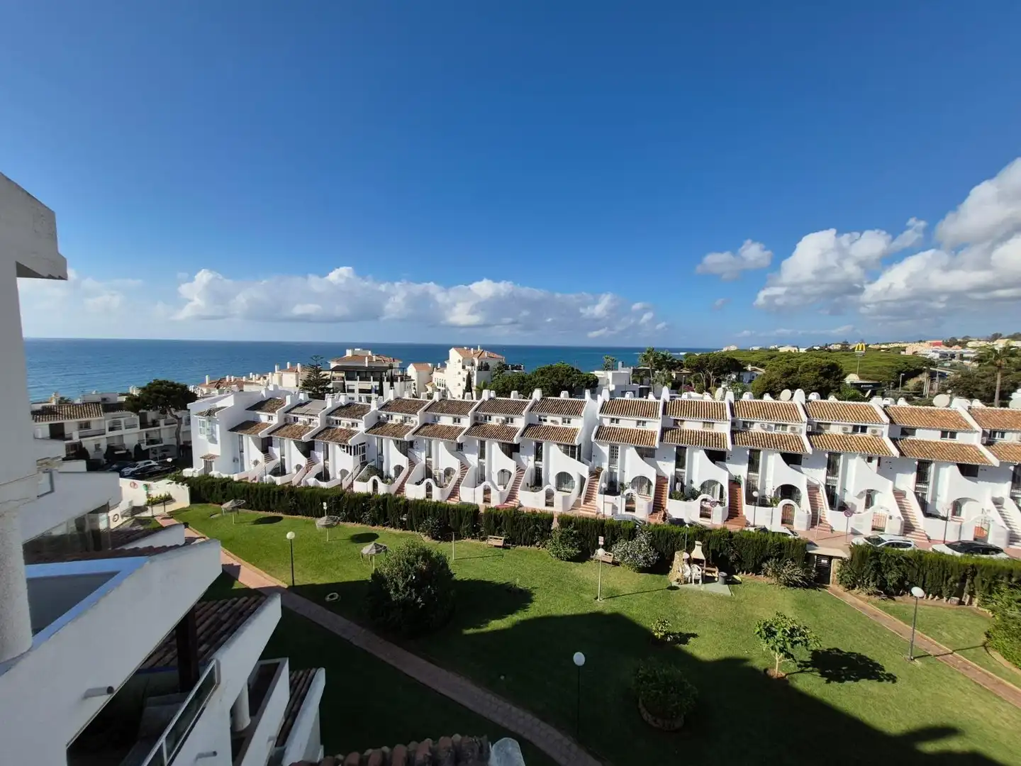 Vista exterior de Àtic de lloguer en Mijas amb Aire condicionat, Jardí privat i Terrassa